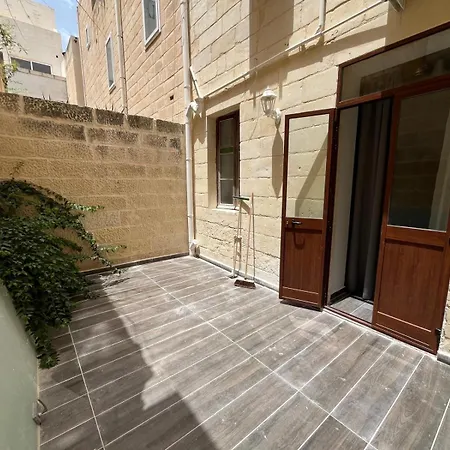Studio Flat With Backyard 아파트 *